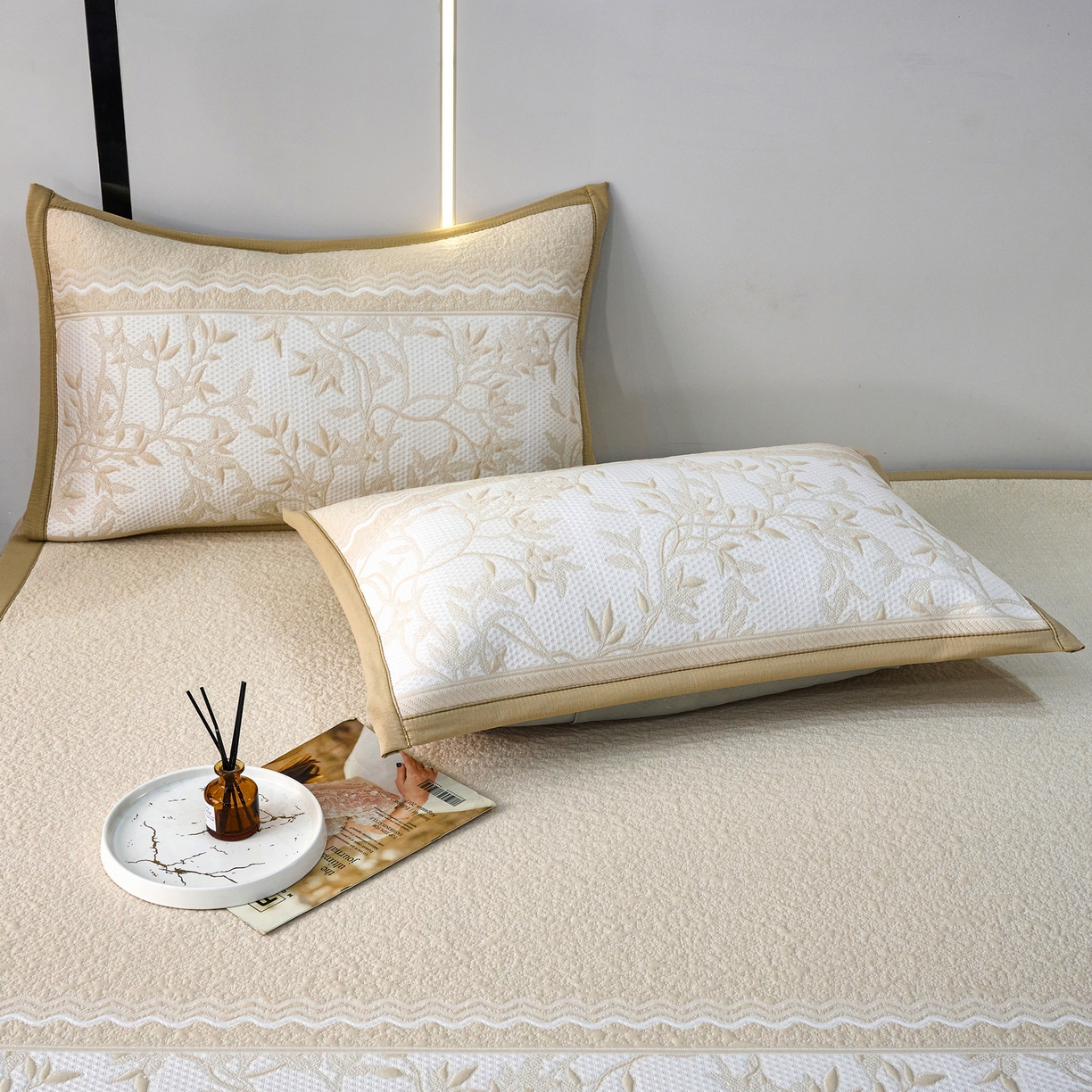 91家纺网 家纺一手货源 找家纺 宜派家纺 2026新款提花PE凉感冰丝席凉席席子三件套 风景-直角咖