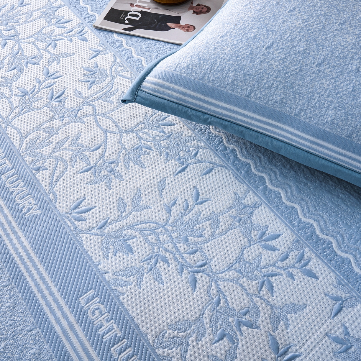 91家纺网 家纺一手货源 找家纺 宜派家纺 2026新款提花PE凉感冰丝席凉席席子三件套 风景-床笠蓝