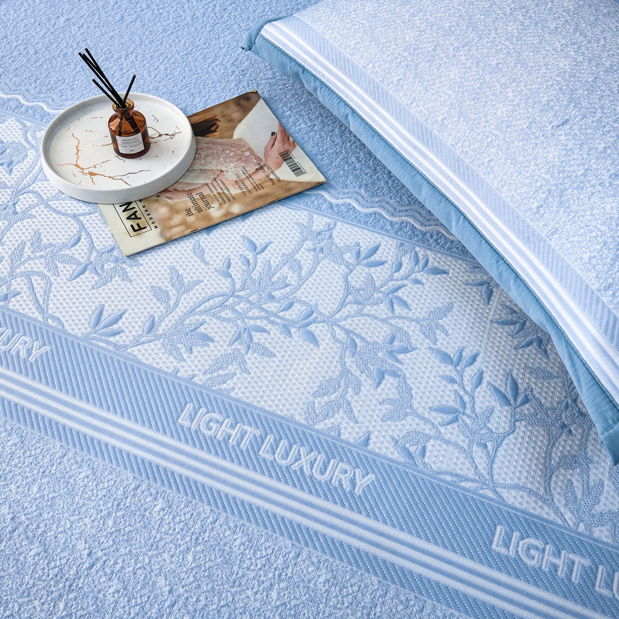 91家纺网 家纺一手货源 找家纺 宜派家纺 2026新款提花PE凉感冰丝席凉席席子三件套 风景-直角蓝