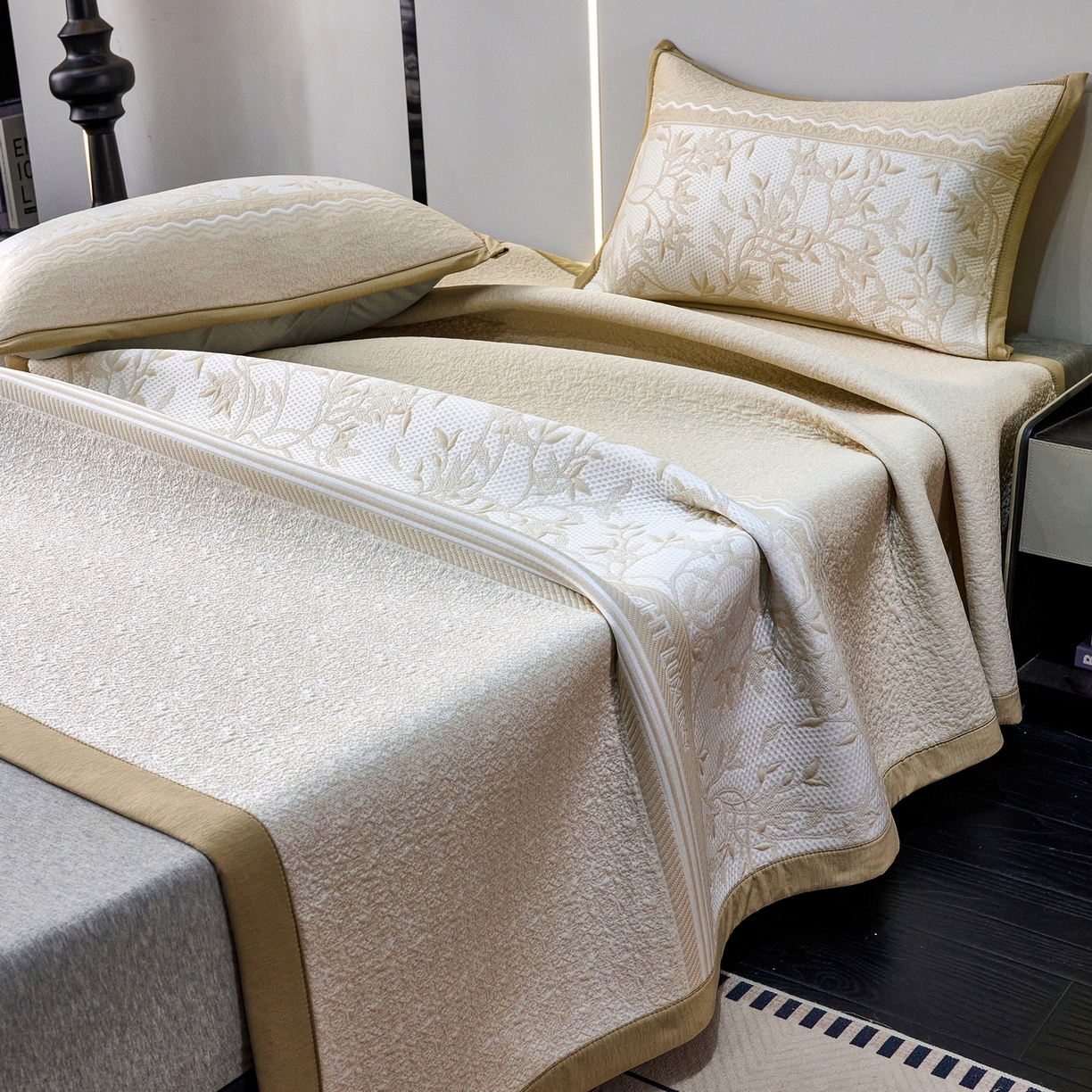 91家纺网 家纺一手货源 找家纺 宜派家纺 2026新款提花PE凉感冰丝席凉席席子三件套 风景-直角咖