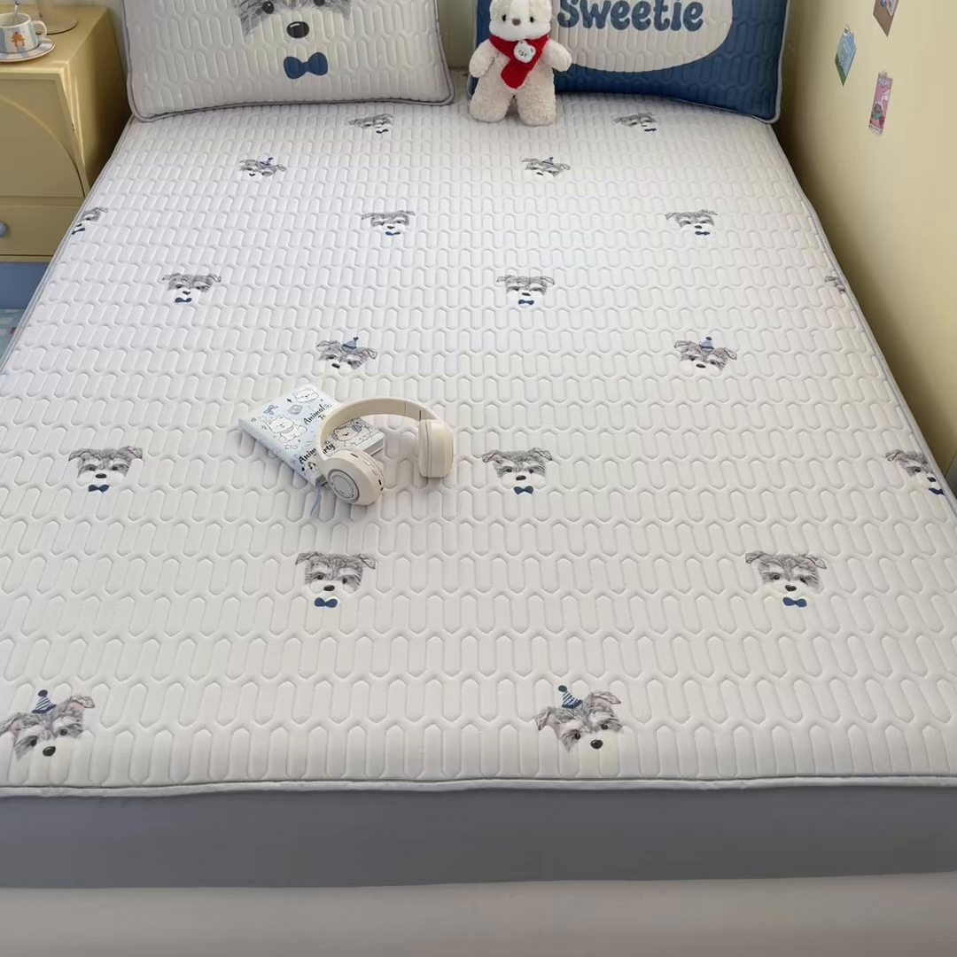 91家纺网 家纺一手货源 找家纺 摩妮卡 2026春夏新款凉感丝印花小清新乳胶凉席席子床笠款三件套 绅士狗狗