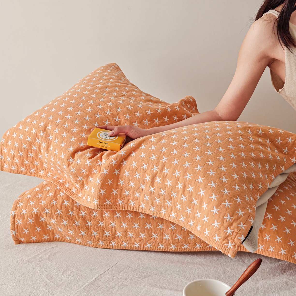 91家纺网 家纺一手货源 找家纺 沐瑟家纺 2026新款卡通小清新枕巾 星星 黄色