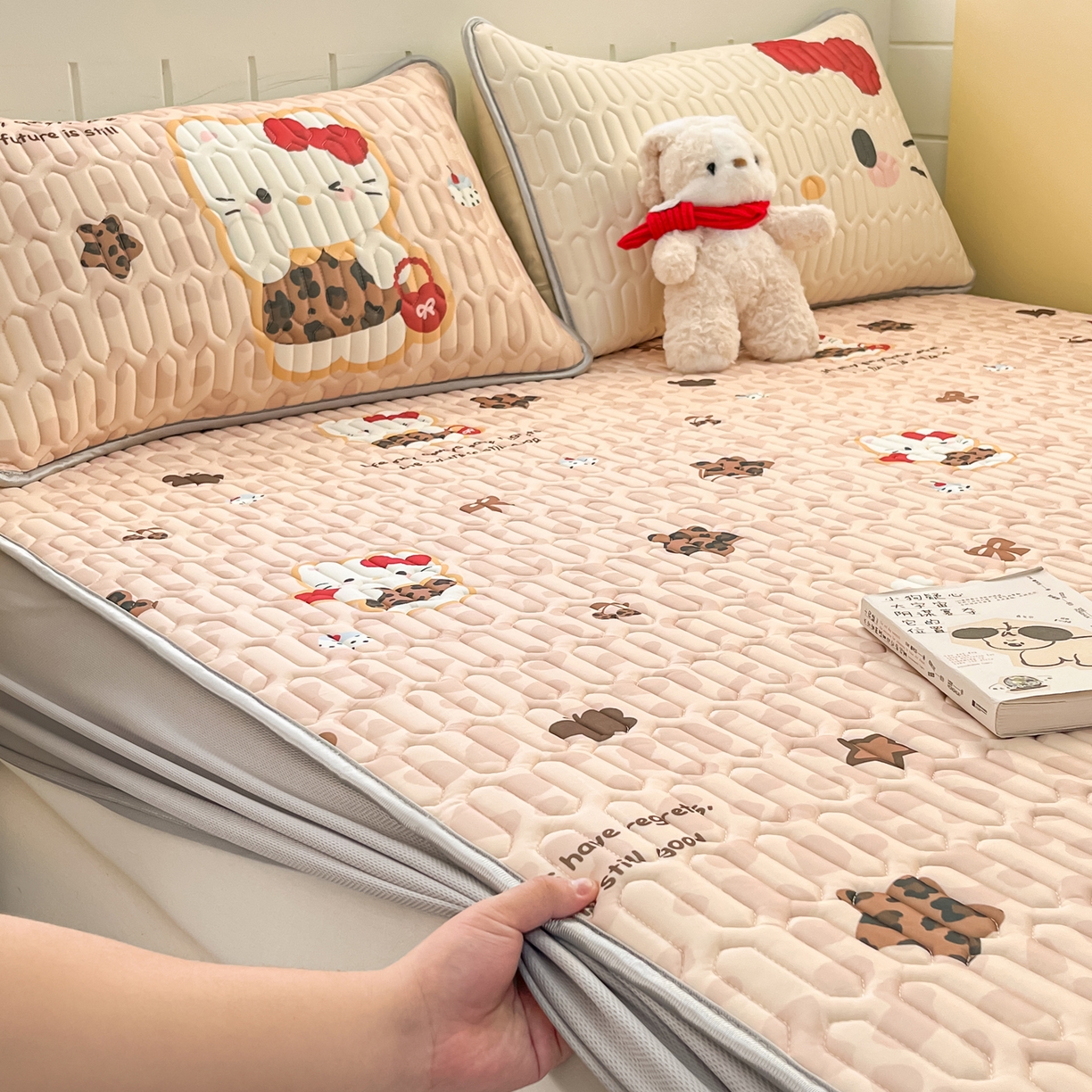 91家纺网 家纺一手货源 找家纺 摩妮卡 2026春夏新款凉感丝印花小清新乳胶凉席席子床笠款三件套 甜点咪咪-咖