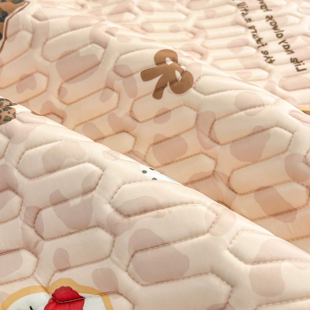 91家纺网 家纺一手货源 找家纺 摩妮卡 2026春夏新款凉感丝印花小清新乳胶凉席席子床笠款三件套 甜点咪咪-咖