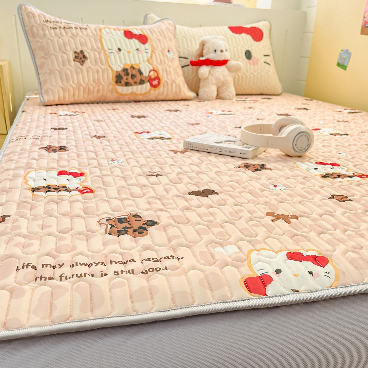 91家纺网 家纺一手货源 找家纺 摩妮卡 2026春夏新款凉感丝印花小清新乳胶凉席席子床笠款三件套 甜点咪咪-咖