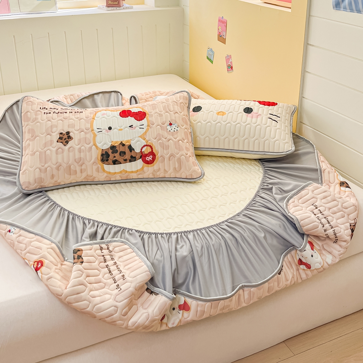 91家纺网 家纺一手货源 找家纺 摩妮卡 2026春夏新款凉感丝印花小清新乳胶凉席席子床笠款三件套 甜点咪咪-咖