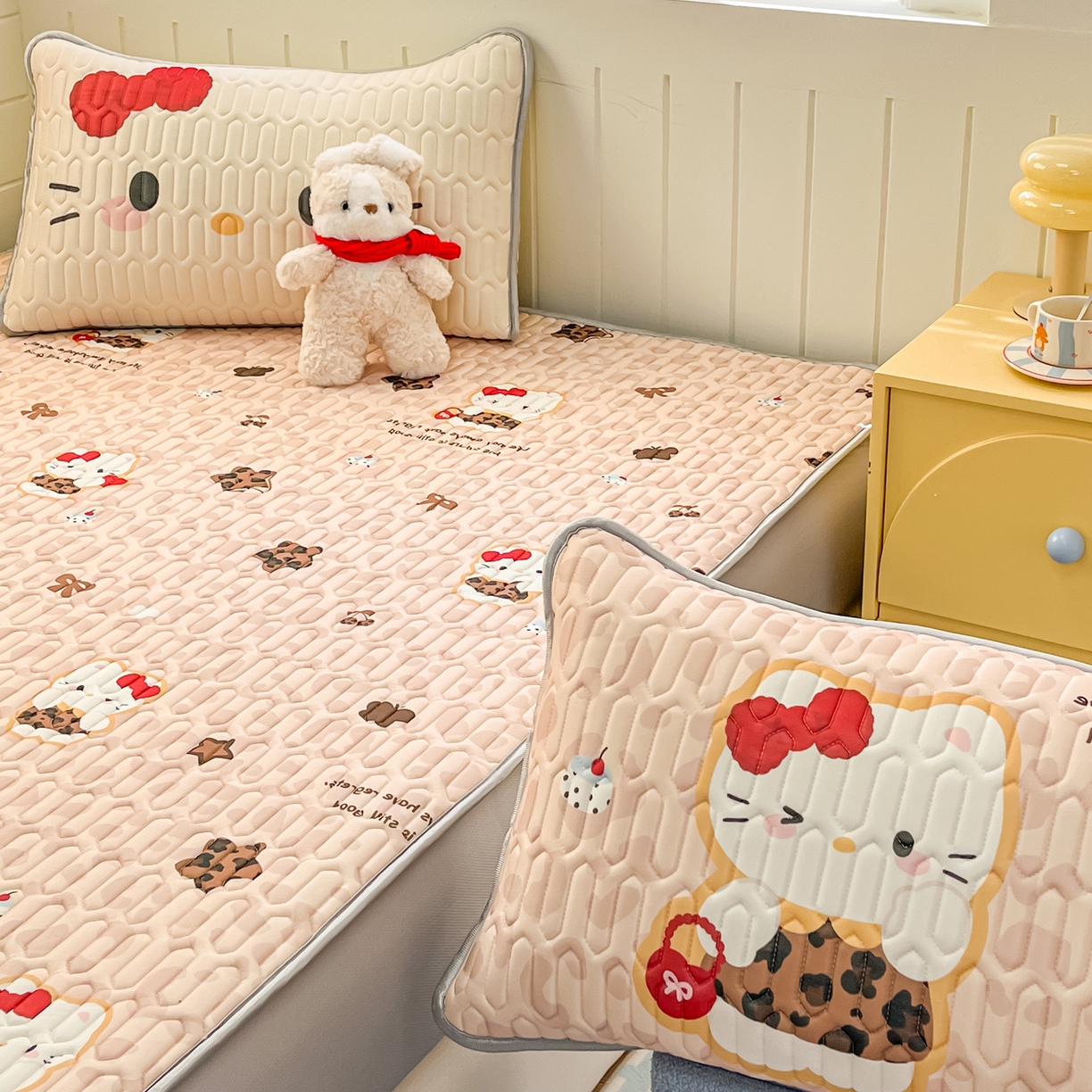 91家纺网 家纺一手货源 找家纺 摩妮卡 2026春夏新款凉感丝印花小清新乳胶凉席席子床笠款三件套 甜点咪咪-咖