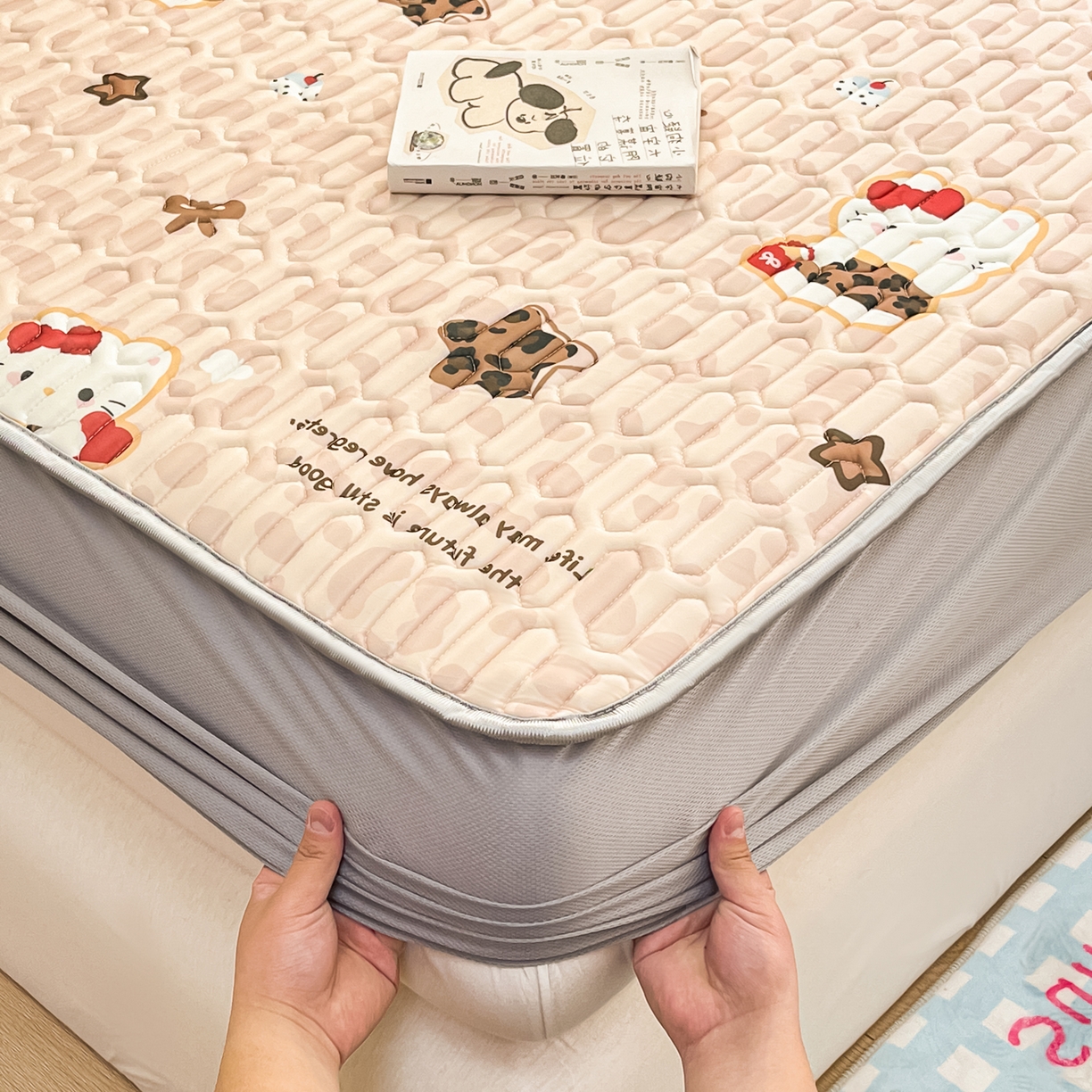 91家纺网 家纺一手货源 找家纺 摩妮卡 2026春夏新款凉感丝印花小清新乳胶凉席席子床笠款三件套 甜点咪咪-咖