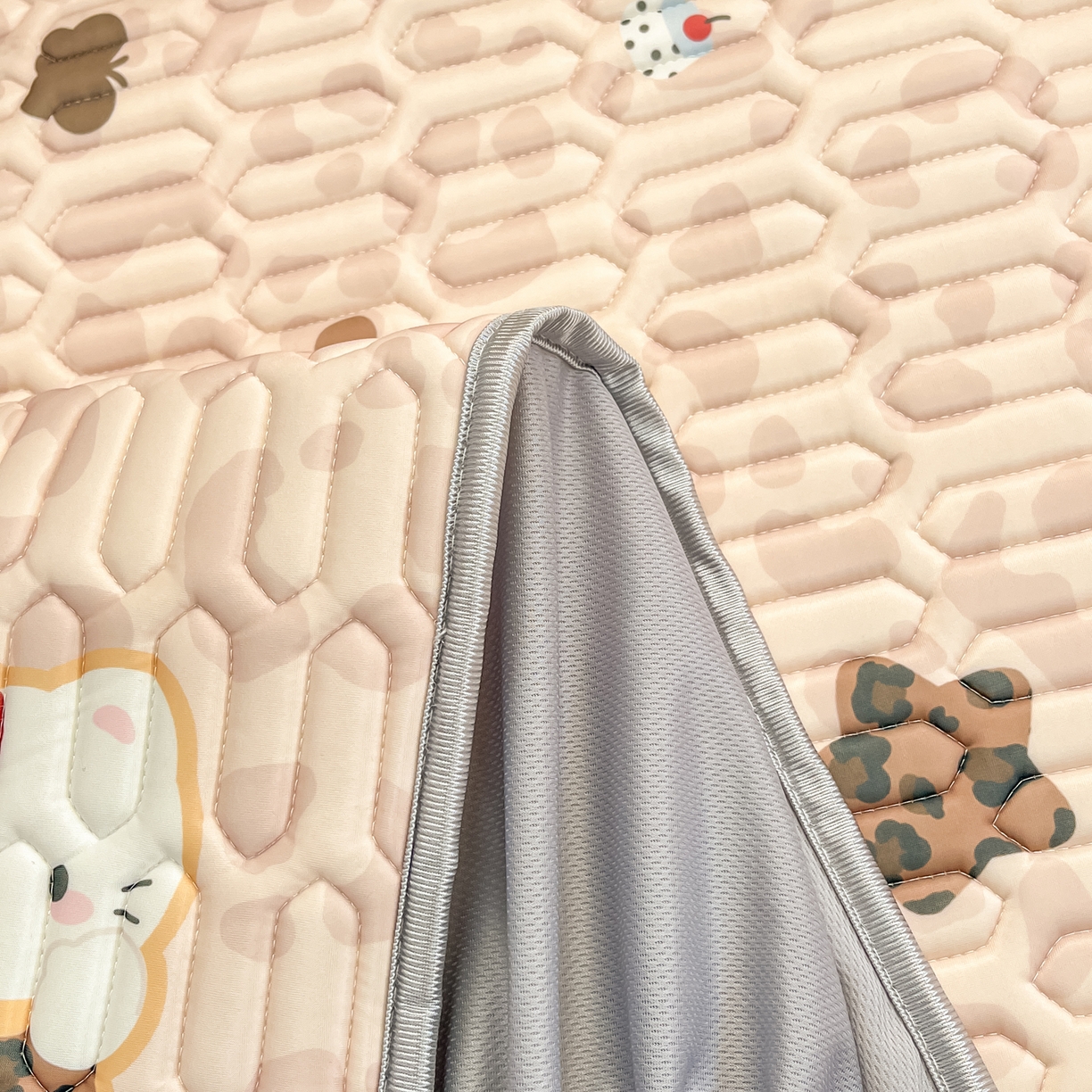 91家纺网 家纺一手货源 找家纺 摩妮卡 2026春夏新款凉感丝印花小清新乳胶凉席席子床笠款三件套 甜点咪咪-咖