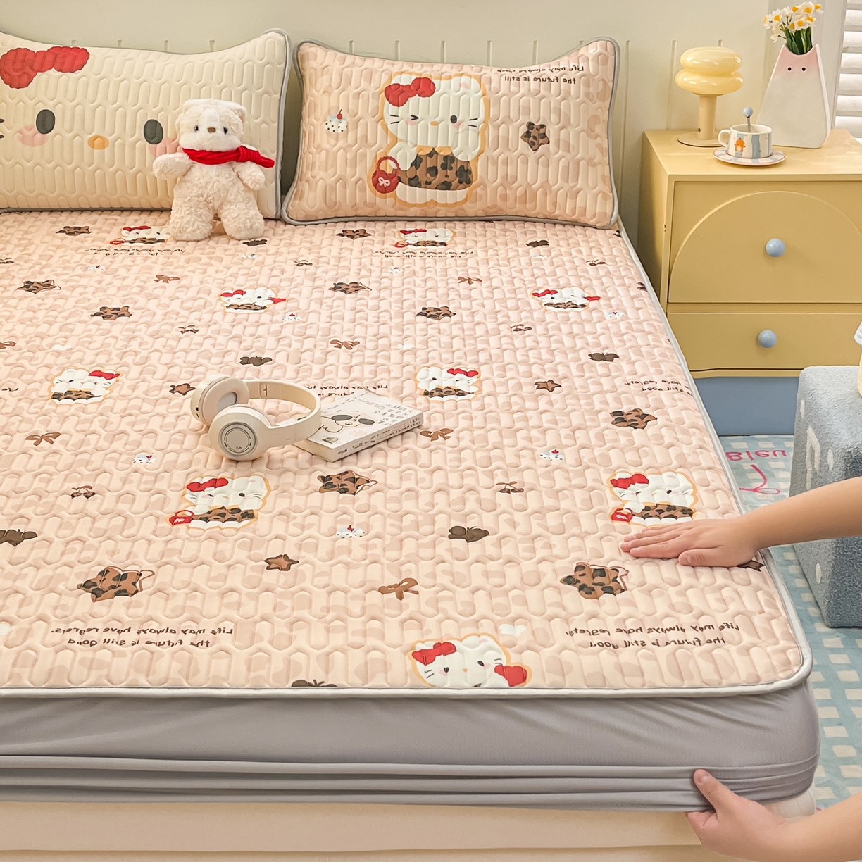 91家纺网 家纺一手货源 找家纺 摩妮卡 2026春夏新款凉感丝印花小清新乳胶凉席席子床笠款三件套 甜点咪咪-咖