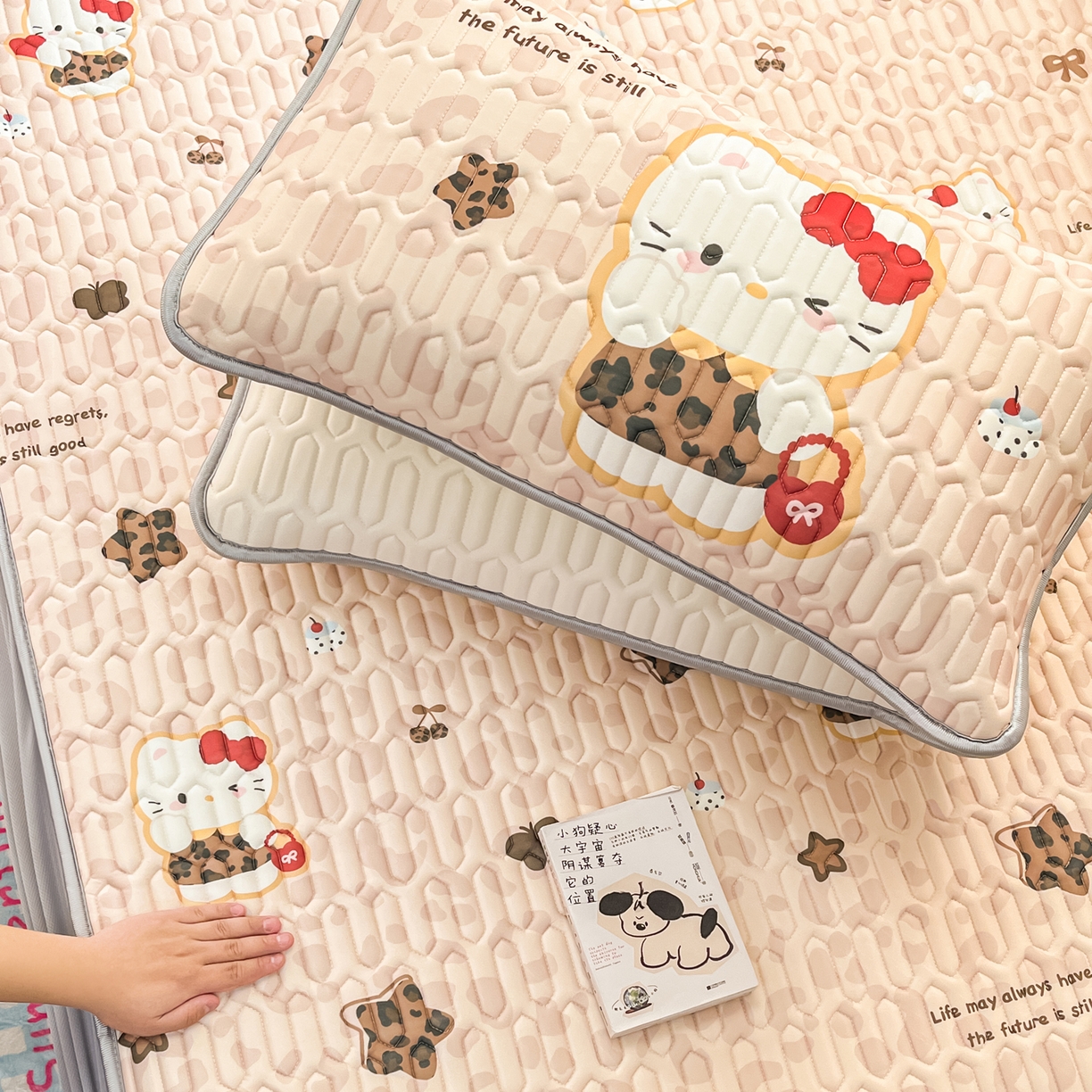 91家纺网 家纺一手货源 找家纺 摩妮卡 2026春夏新款凉感丝印花小清新乳胶凉席席子床笠款三件套 甜点咪咪-咖