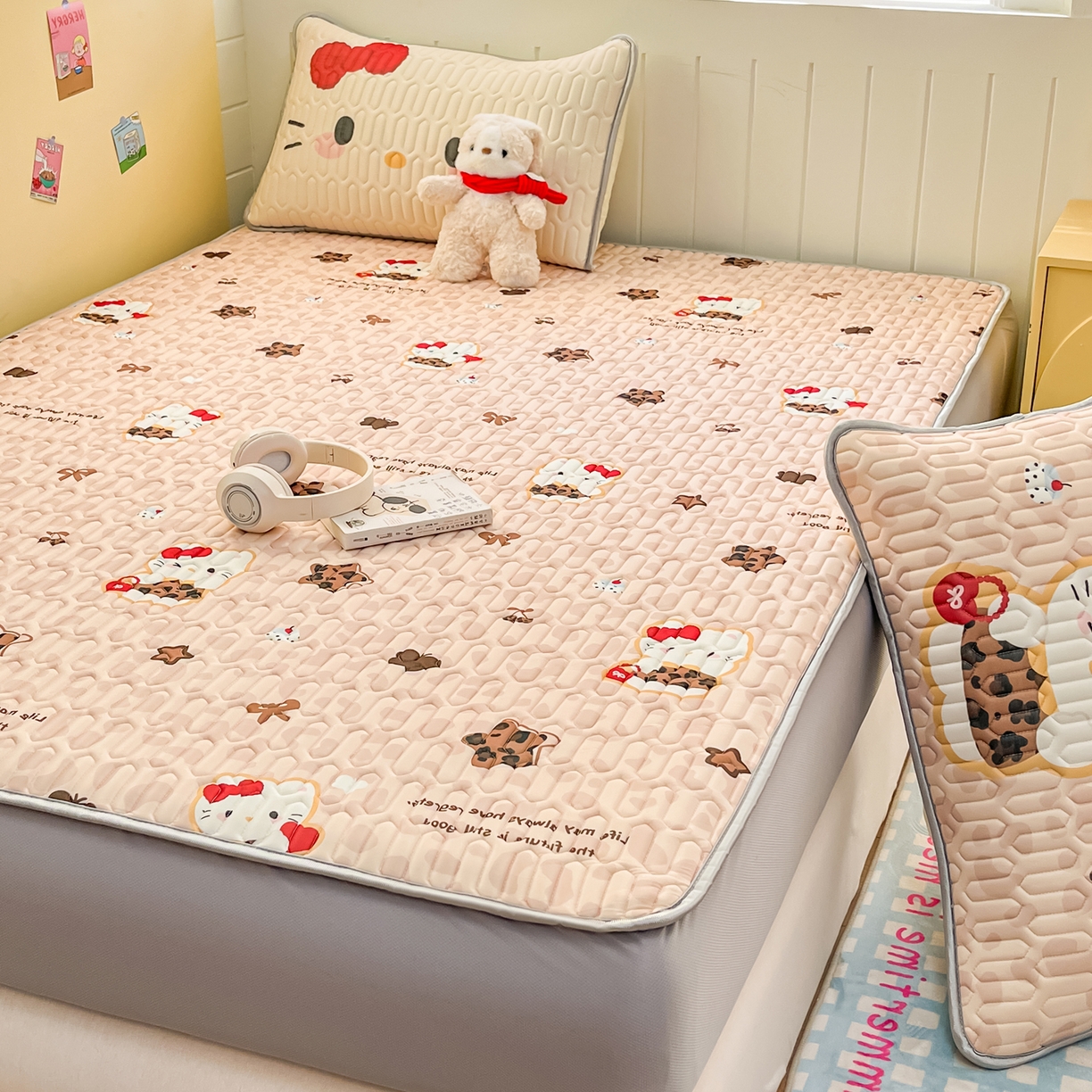 91家纺网 家纺一手货源 找家纺 摩妮卡 2026春夏新款凉感丝印花小清新乳胶凉席席子床笠款三件套 甜点咪咪-咖