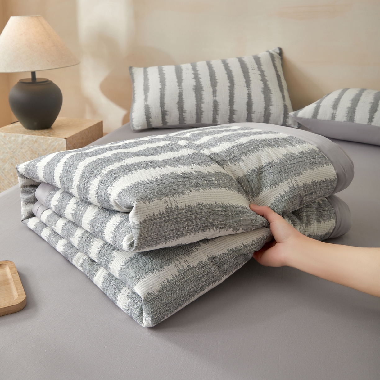 91家纺网 家纺一手货源 找家纺 绒城 2026新款全棉纯棉大提花新疆棉花夏被夏凉被空调被四件套-律动 律动-深灰