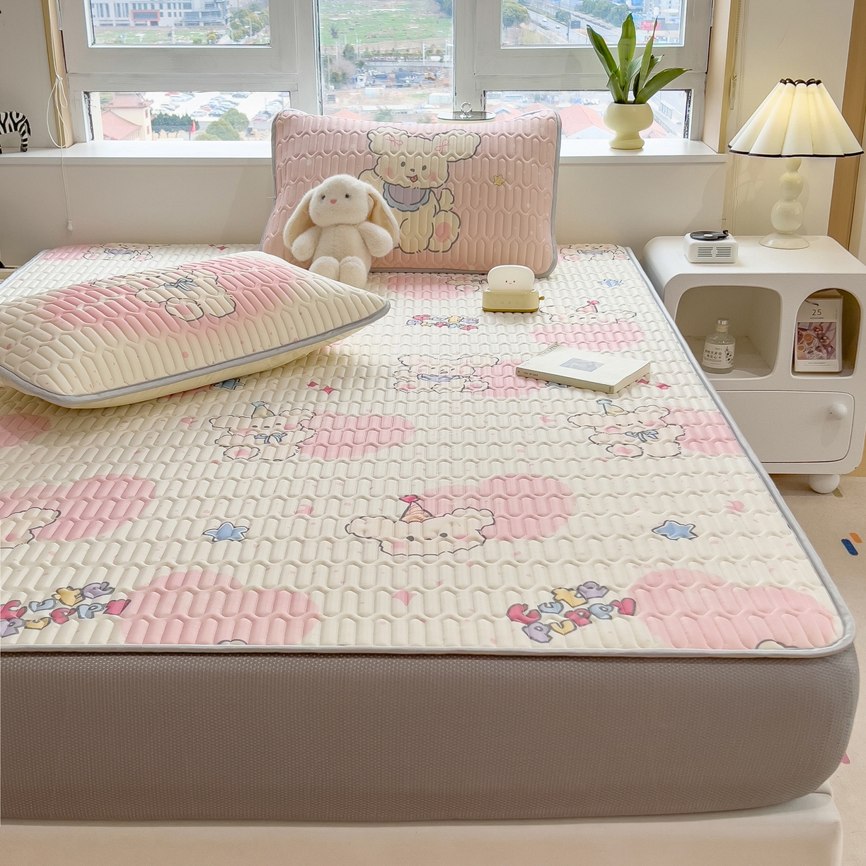 91家纺网 家纺一手货源 找家纺 摩妮卡 2026春夏新款凉感丝印花小清新乳胶凉席席子床笠款三件套 甜梦小兔