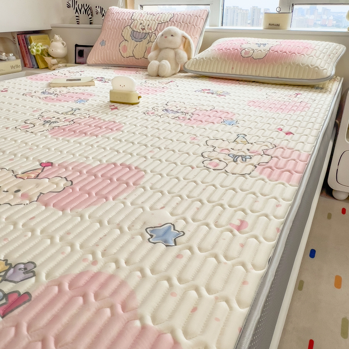 91家纺网 家纺一手货源 找家纺 摩妮卡 2026春夏新款凉感丝印花小清新乳胶凉席席子床笠款三件套 甜梦小兔