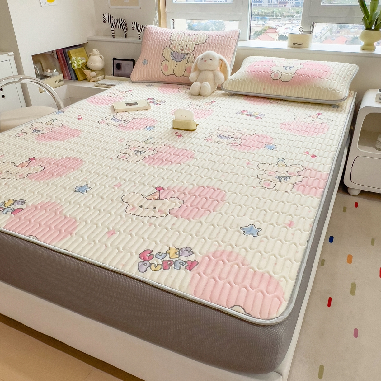 91家纺网 家纺一手货源 找家纺 摩妮卡 2026春夏新款凉感丝印花小清新乳胶凉席席子床笠款三件套 甜梦小兔