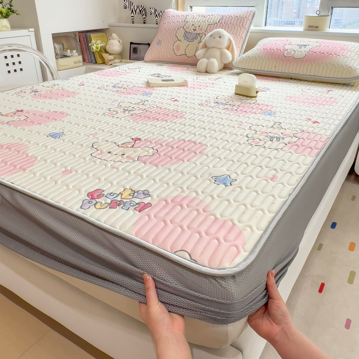 91家纺网 家纺一手货源 找家纺 摩妮卡 2026春夏新款凉感丝印花小清新乳胶凉席席子床笠款三件套 甜梦小兔