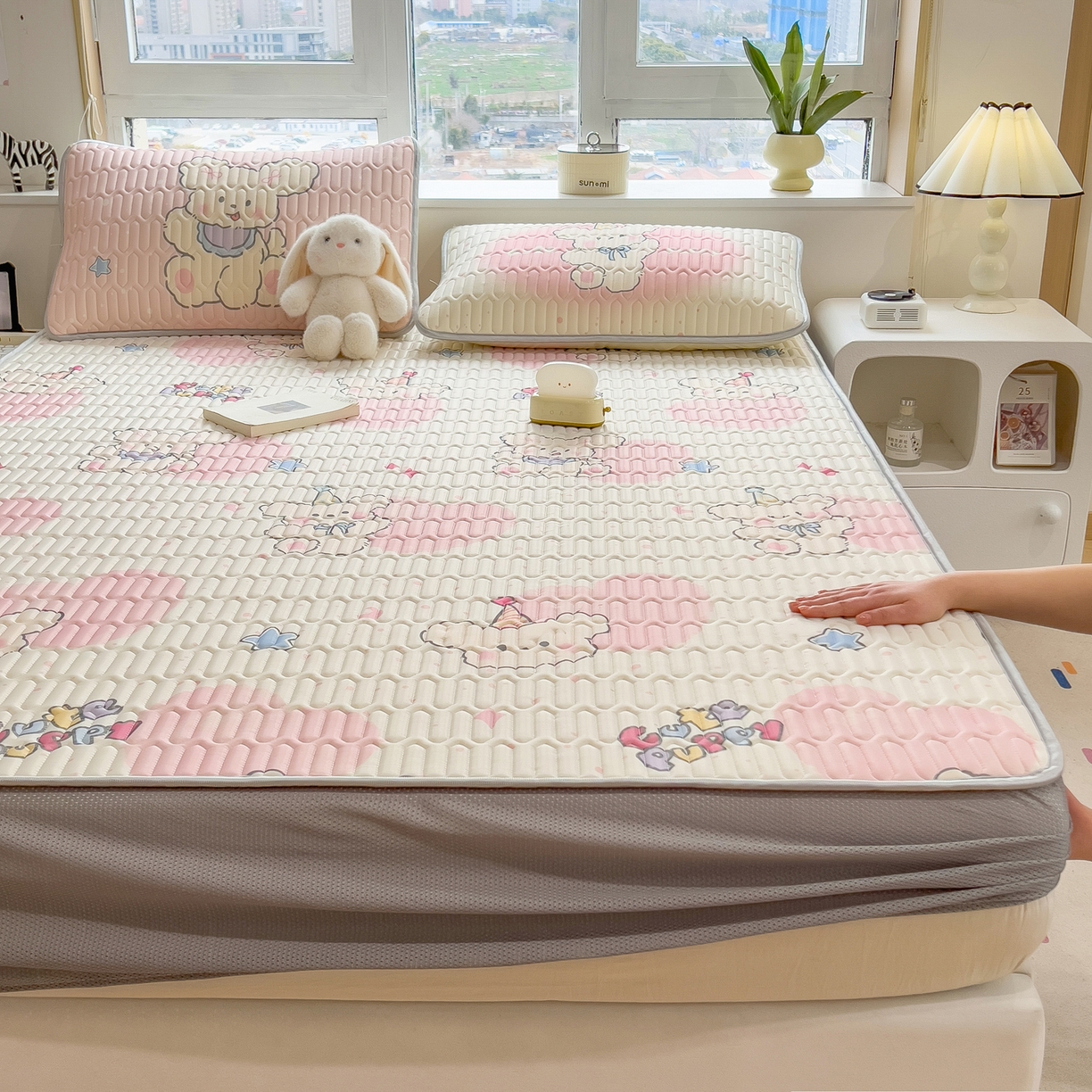 91家纺网 家纺一手货源 找家纺 摩妮卡 2026春夏新款凉感丝印花小清新乳胶凉席席子床笠款三件套 甜梦小兔