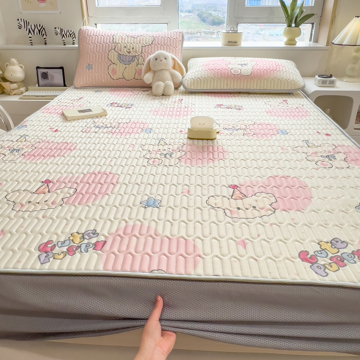 91家纺网 家纺一手货源 找家纺 摩妮卡 2026春夏新款凉感丝印花小清新乳胶凉席席子床笠款三件套 甜梦小兔