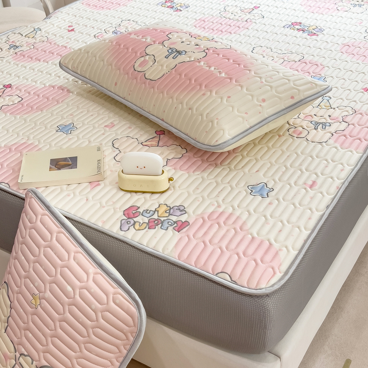 91家纺网 家纺一手货源 找家纺 摩妮卡 2026春夏新款凉感丝印花小清新乳胶凉席席子床笠款三件套 甜梦小兔