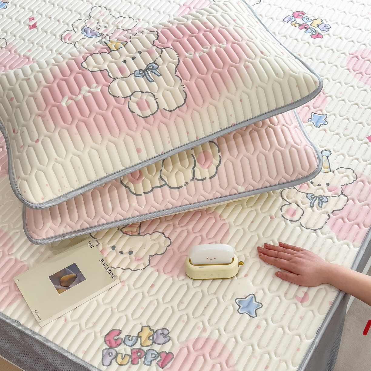 91家纺网 家纺一手货源 找家纺 摩妮卡 2026春夏新款凉感丝印花小清新乳胶凉席席子床笠款三件套 甜梦小兔