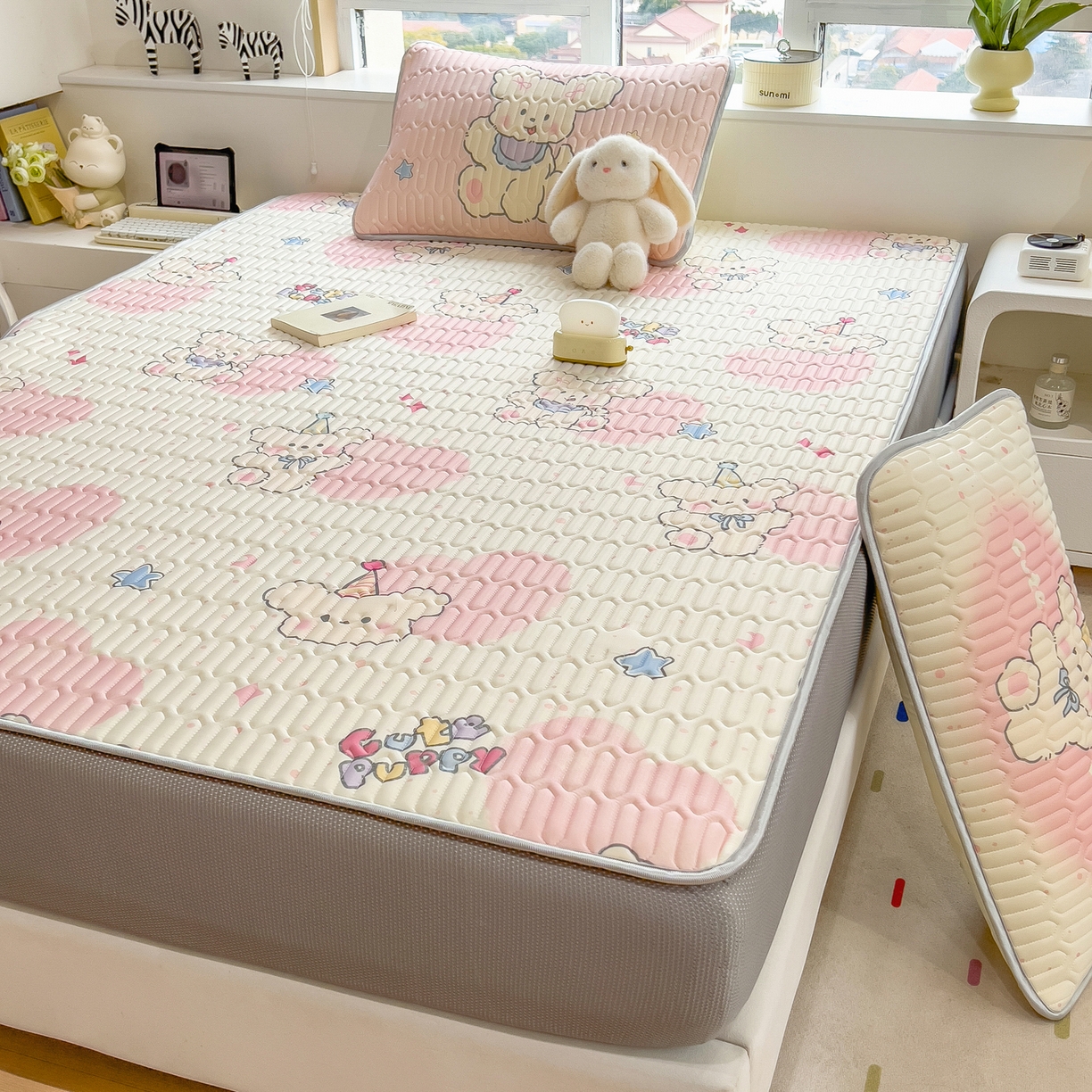 91家纺网 家纺一手货源 找家纺 摩妮卡 2026春夏新款凉感丝印花小清新乳胶凉席席子床笠款三件套 甜梦小兔