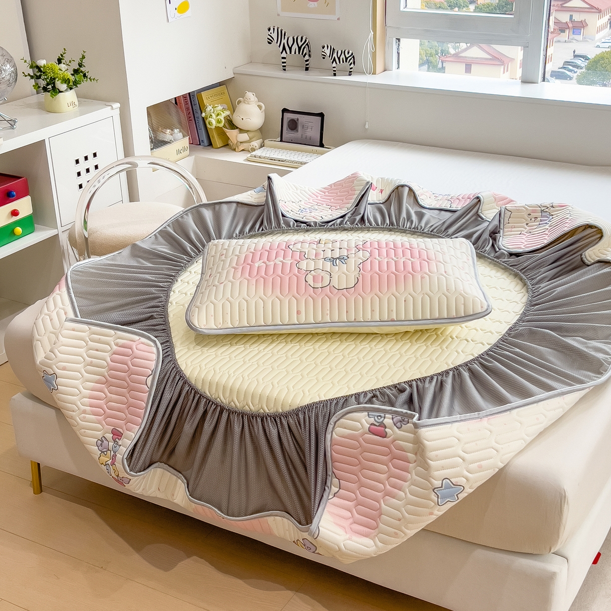 91家纺网 家纺一手货源 找家纺 摩妮卡 2026春夏新款凉感丝印花小清新乳胶凉席席子床笠款三件套 甜梦小兔