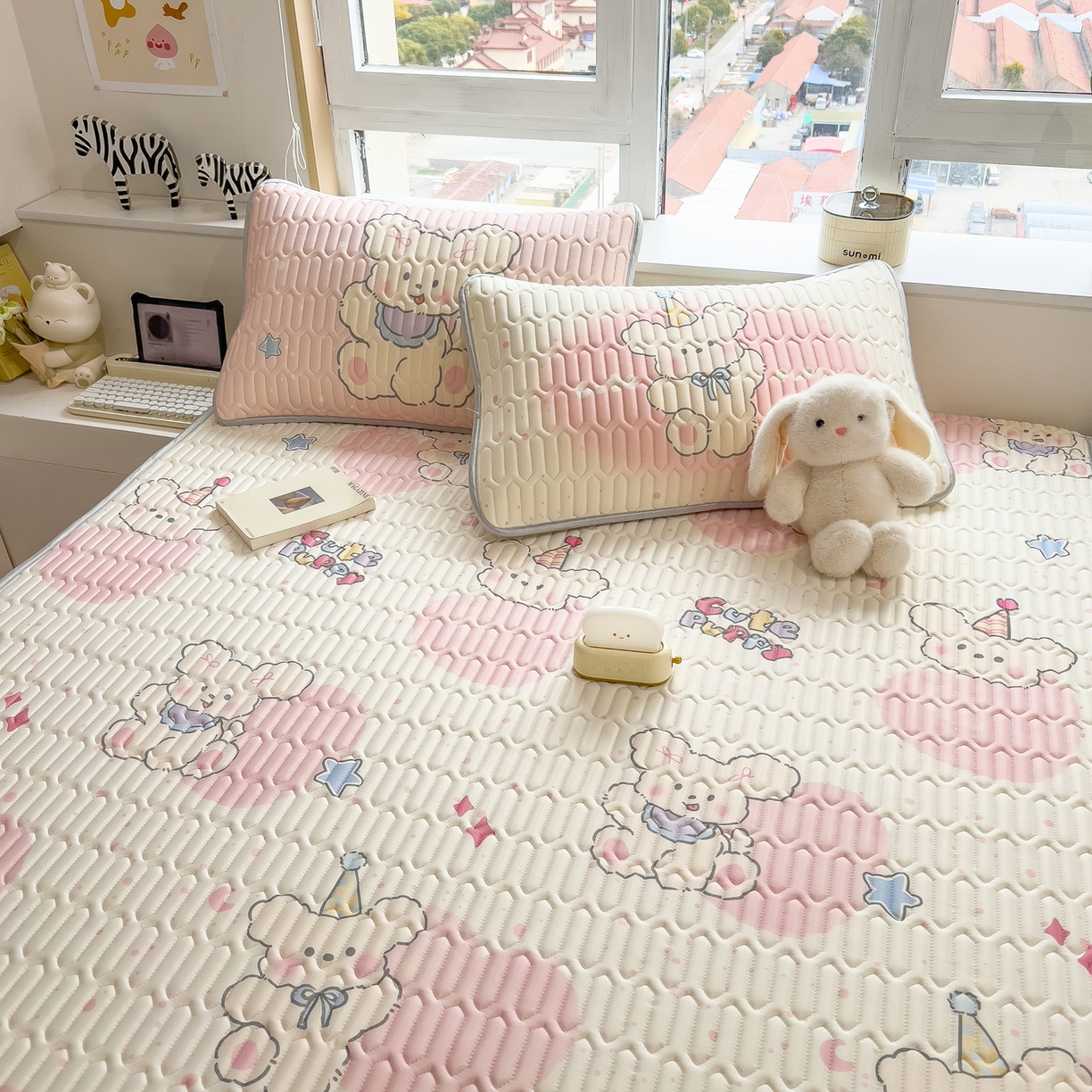 91家纺网 家纺一手货源 找家纺 摩妮卡 2026春夏新款凉感丝印花小清新乳胶凉席席子床笠款三件套 甜梦小兔