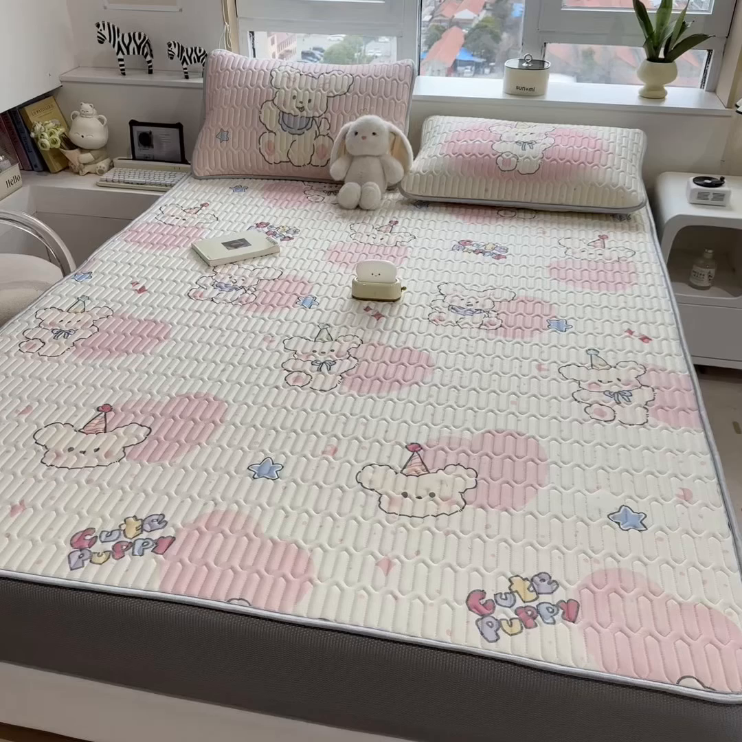 91家纺网 家纺一手货源 找家纺 摩妮卡 2026春夏新款凉感丝印花小清新乳胶凉席席子床笠款三件套 甜梦小兔