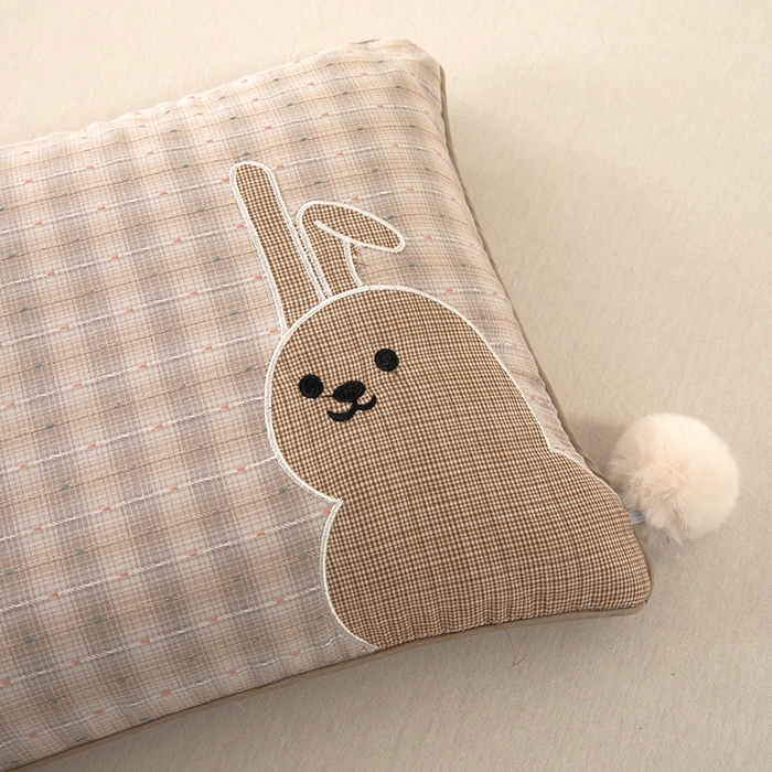 91家纺网 家纺一手货源 找家纺 枕之坊 2026新款全棉毛球兔子荞麦枕 毛球兔-绿色