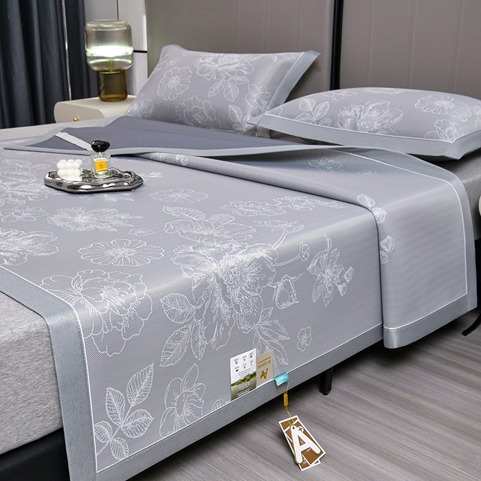 91家纺网 家纺一手货源 找家纺 小牛席业 2026新款【实拍风格】PE凉感-轻奢赫本提花冰丝席系列凉席藤席冰藤席冰丝席竹席 灰色