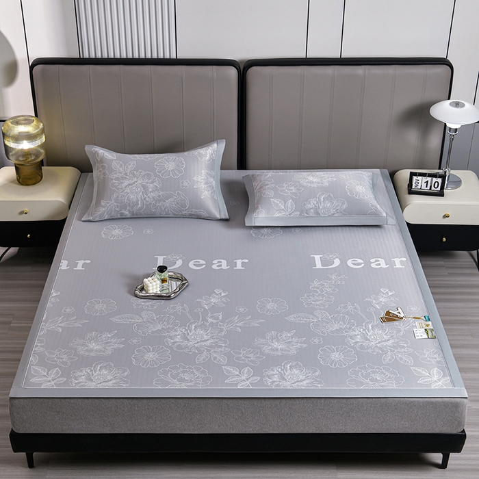 91家纺网 家纺一手货源 找家纺 小牛席业 2026新款【实拍风格】PE凉感-轻奢赫本提花冰丝席系列凉席藤席冰藤席冰丝席竹席 灰色