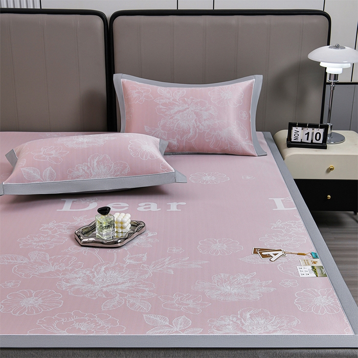 91家纺网 家纺一手货源 找家纺 小牛席业 2026新款【实拍风格】PE凉感-轻奢赫本提花冰丝席系列凉席藤席冰藤席冰丝席竹席 粉色