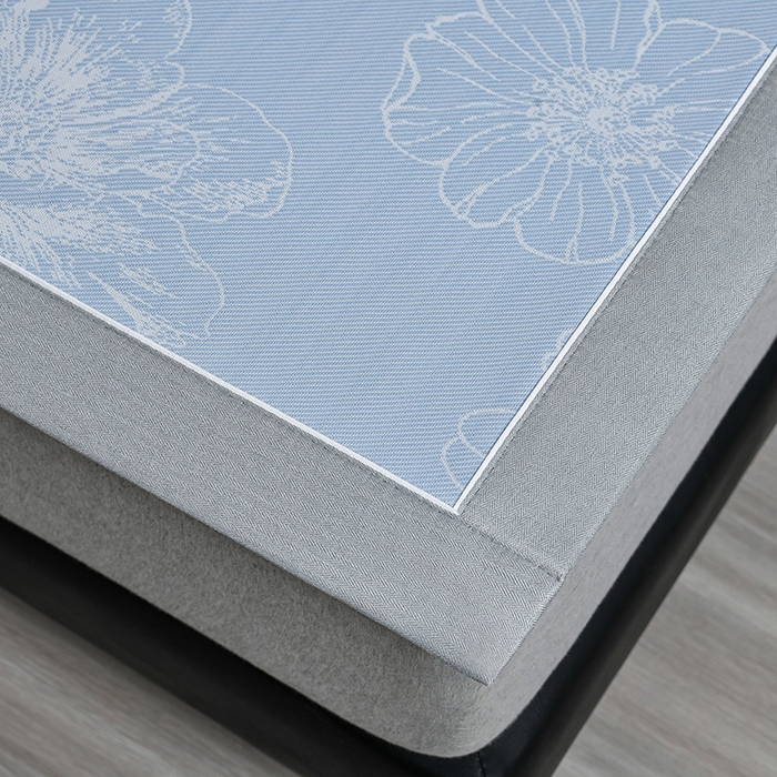 91家纺网 家纺一手货源 找家纺 小牛席业 2026新款【实拍风格】PE凉感-轻奢赫本提花冰丝席系列凉席藤席冰藤席冰丝席竹席 蓝色