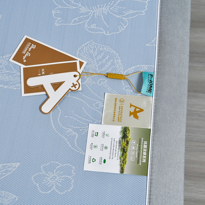 91家纺网 家纺一手货源 找家纺 小牛席业 2026新款【实拍风格】PE凉感-轻奢赫本提花冰丝席系列凉席藤席冰藤席冰丝席竹席 蓝色