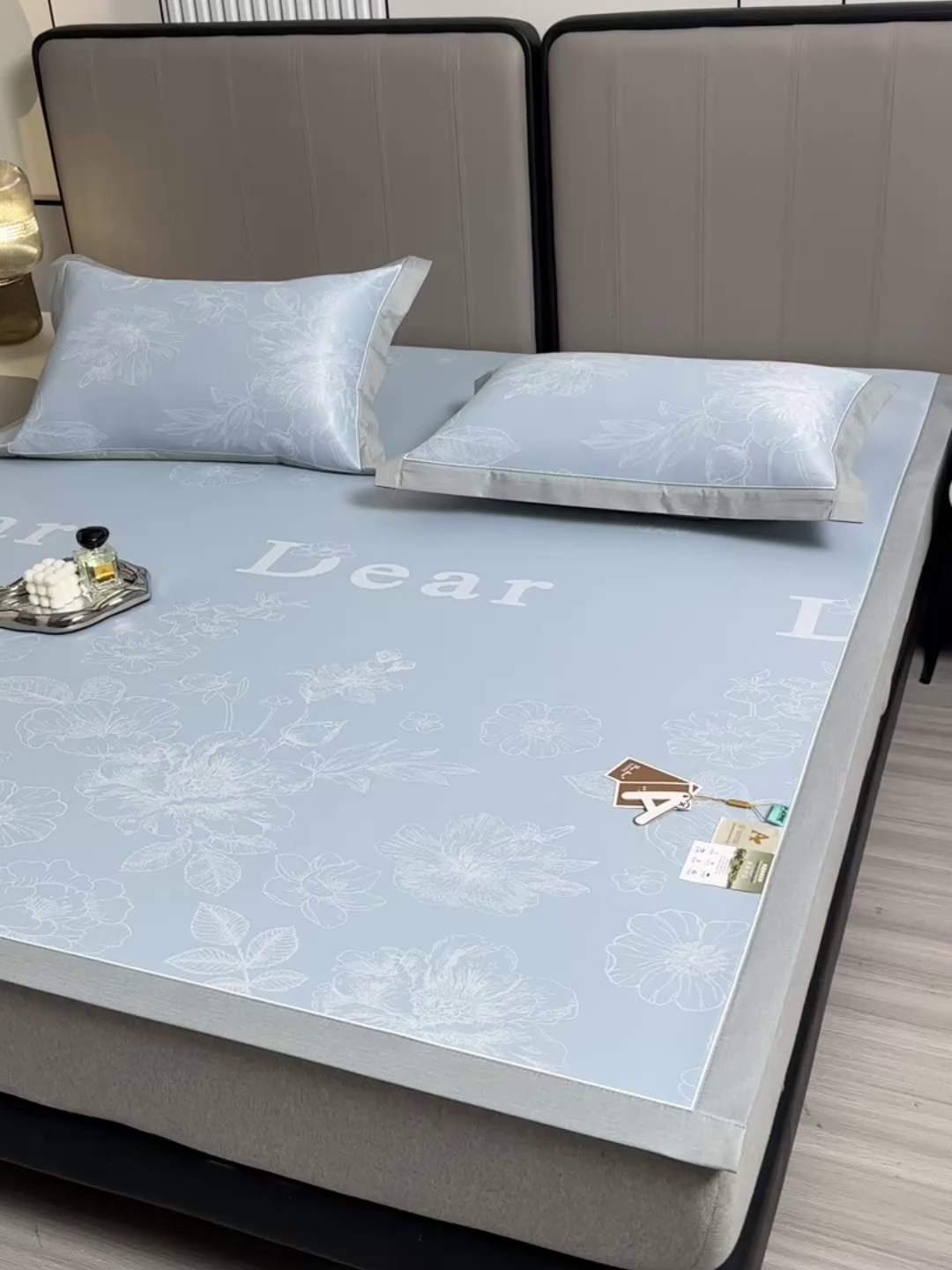 91家纺网 家纺一手货源 找家纺 小牛席业 2026新款【实拍风格】PE凉感-轻奢赫本提花冰丝席系列凉席藤席冰藤席冰丝席竹席 蓝色