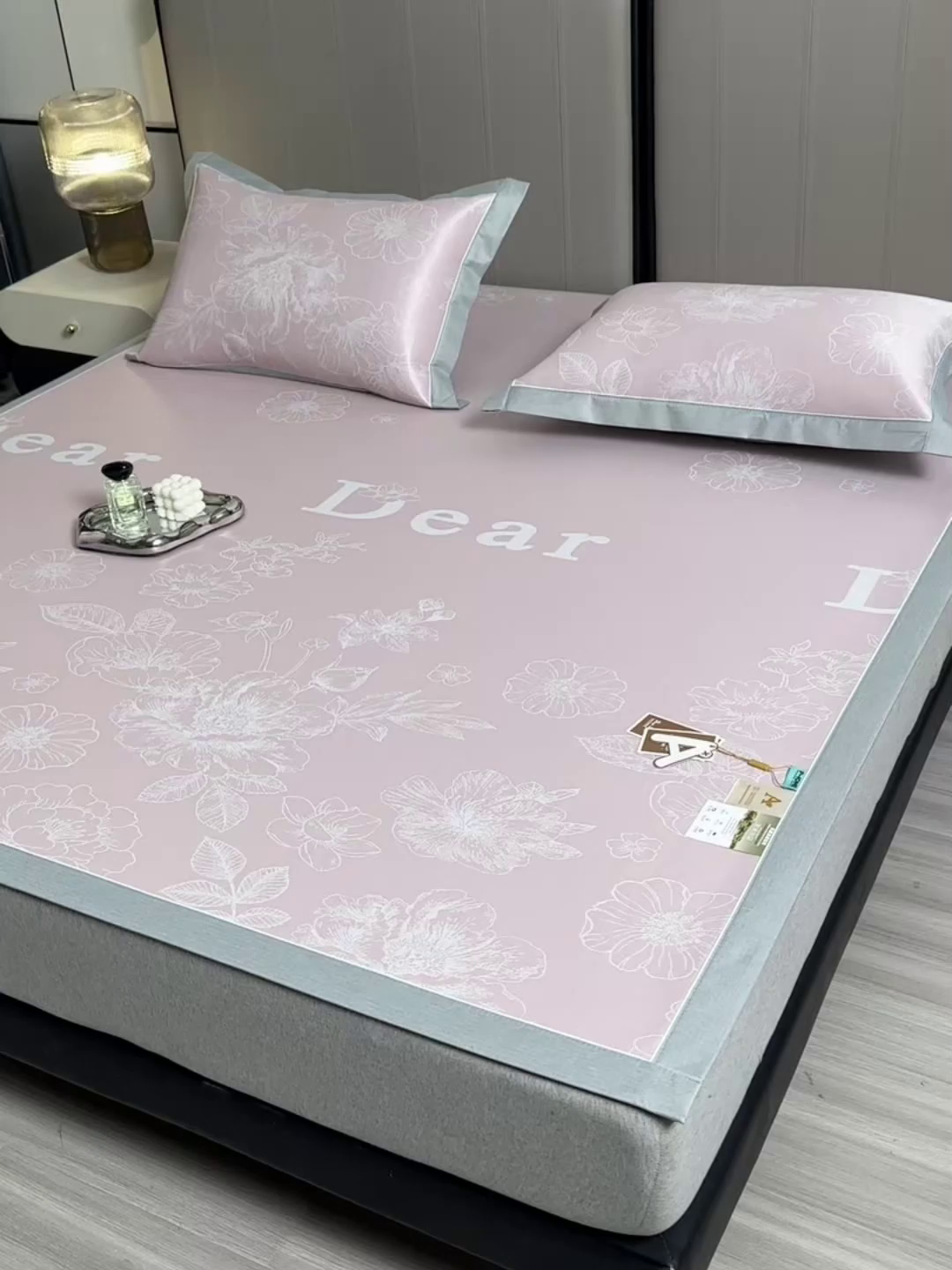 91家纺网 家纺一手货源 找家纺 小牛席业 2026新款【实拍风格】PE凉感-轻奢赫本提花冰丝席系列凉席藤席冰藤席冰丝席竹席 粉色