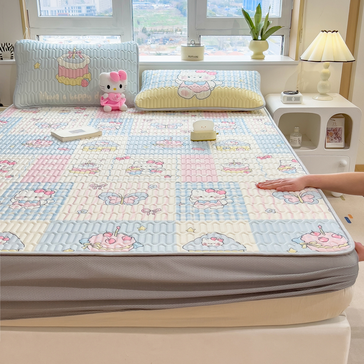 91家纺网 家纺一手货源 找家纺 摩妮卡 2026春夏新款凉感丝印花小清新乳胶凉席席子床笠款三件套 甜品派对