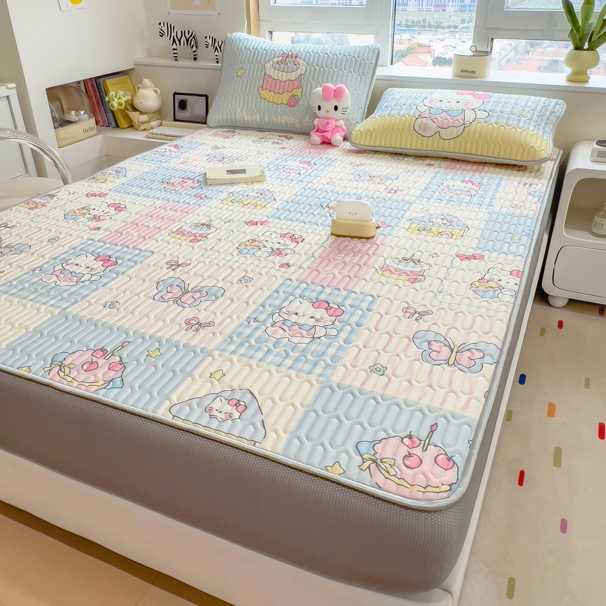 91家纺网 家纺一手货源 找家纺 摩妮卡 2026春夏新款凉感丝印花小清新乳胶凉席席子床笠款三件套 甜品派对