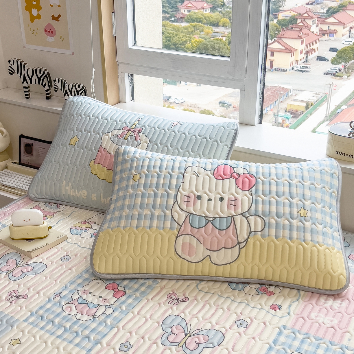 91家纺网 家纺一手货源 找家纺 摩妮卡 2026春夏新款凉感丝印花小清新乳胶凉席席子床笠款三件套 甜品派对