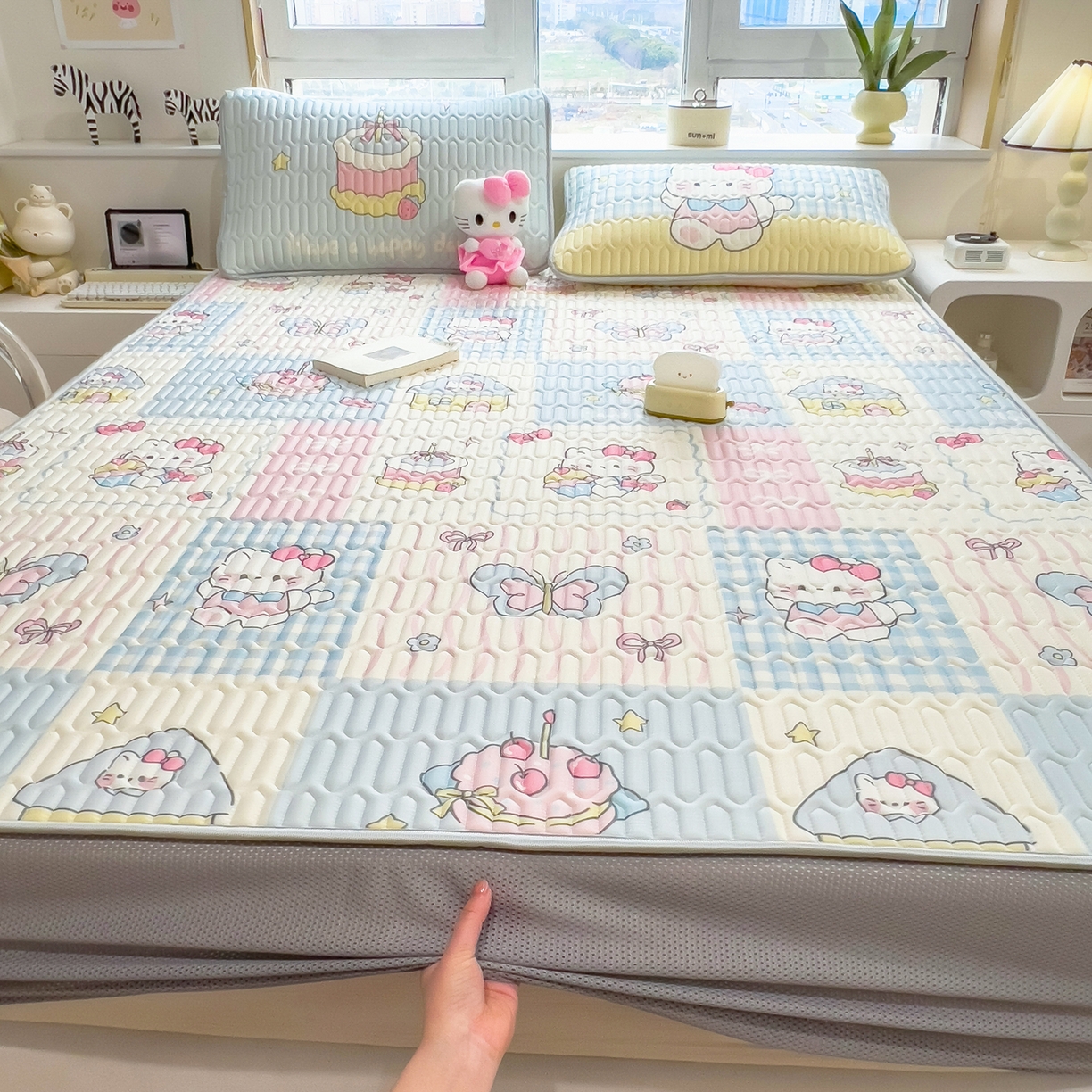 91家纺网 家纺一手货源 找家纺 摩妮卡 2026春夏新款凉感丝印花小清新乳胶凉席席子床笠款三件套 甜品派对