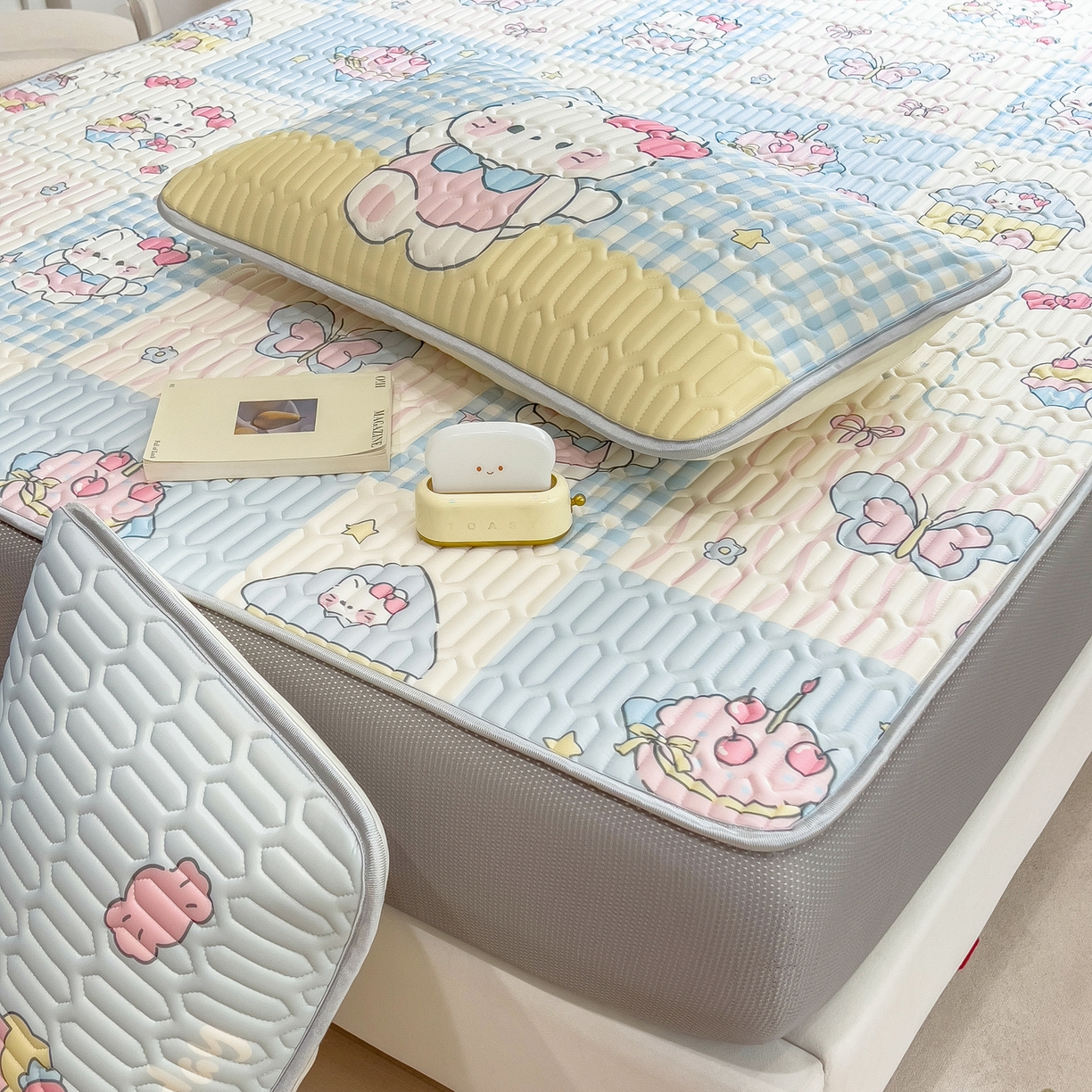 91家纺网 家纺一手货源 找家纺 摩妮卡 2026春夏新款凉感丝印花小清新乳胶凉席席子床笠款三件套 甜品派对