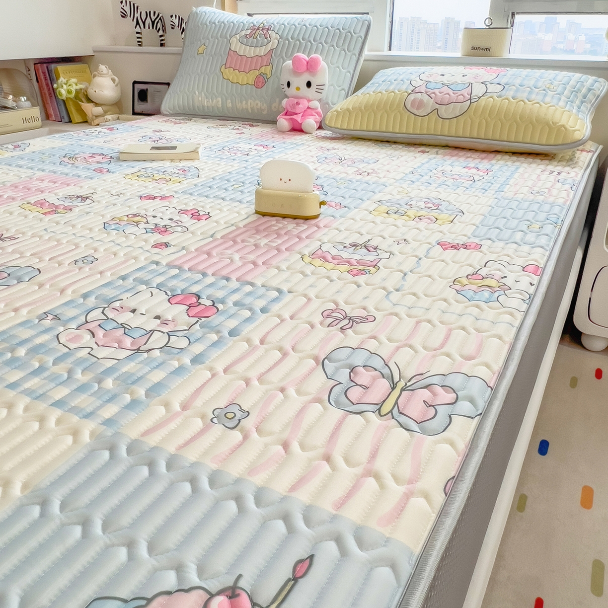 91家纺网 家纺一手货源 找家纺 摩妮卡 2026春夏新款凉感丝印花小清新乳胶凉席席子床笠款三件套 甜品派对