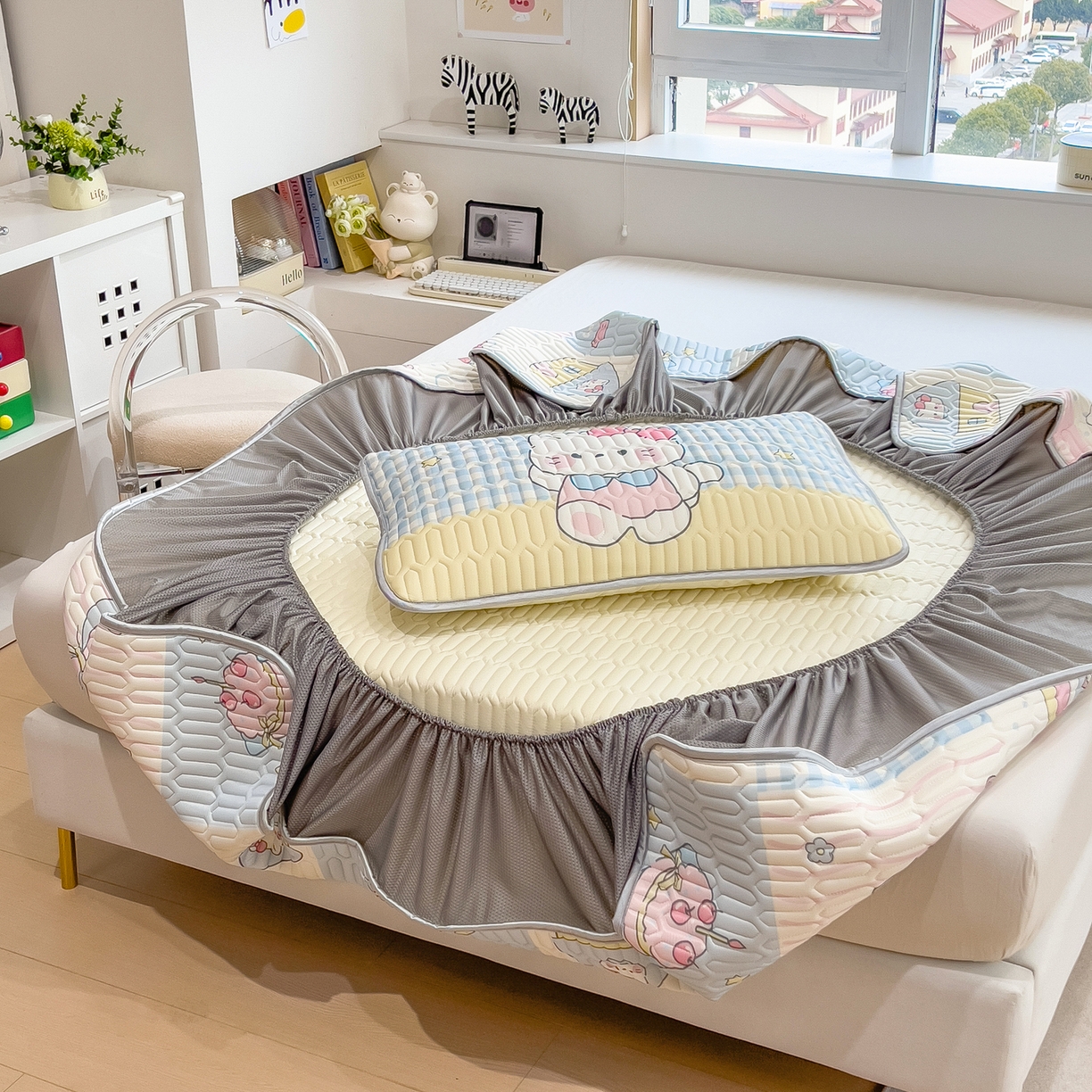 91家纺网 家纺一手货源 找家纺 摩妮卡 2026春夏新款凉感丝印花小清新乳胶凉席席子床笠款三件套 甜品派对