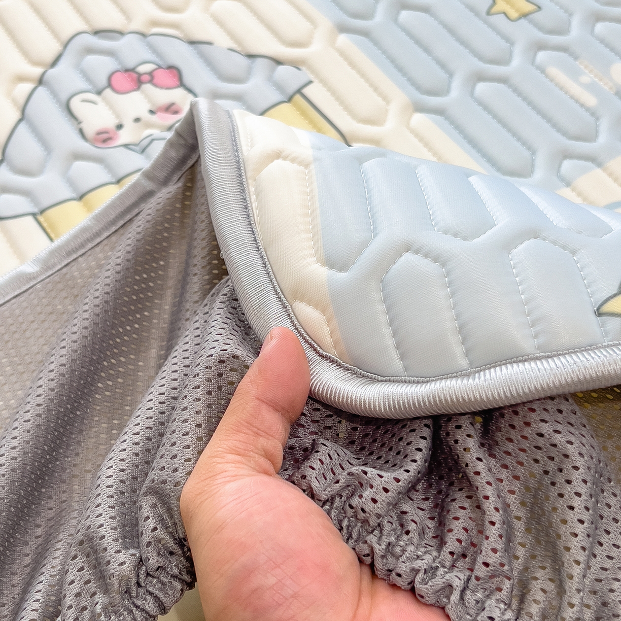 91家纺网 家纺一手货源 找家纺 摩妮卡 2026春夏新款凉感丝印花小清新乳胶凉席席子床笠款三件套 甜品派对