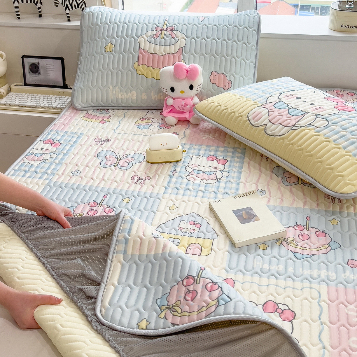 91家纺网 家纺一手货源 找家纺 摩妮卡 2026春夏新款凉感丝印花小清新乳胶凉席席子床笠款三件套 甜品派对