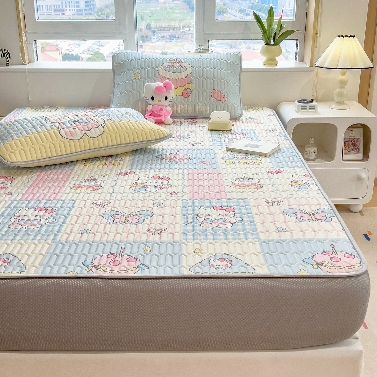 91家纺网 家纺一手货源 找家纺 摩妮卡 2026春夏新款凉感丝印花小清新乳胶凉席席子床笠款三件套 甜品派对