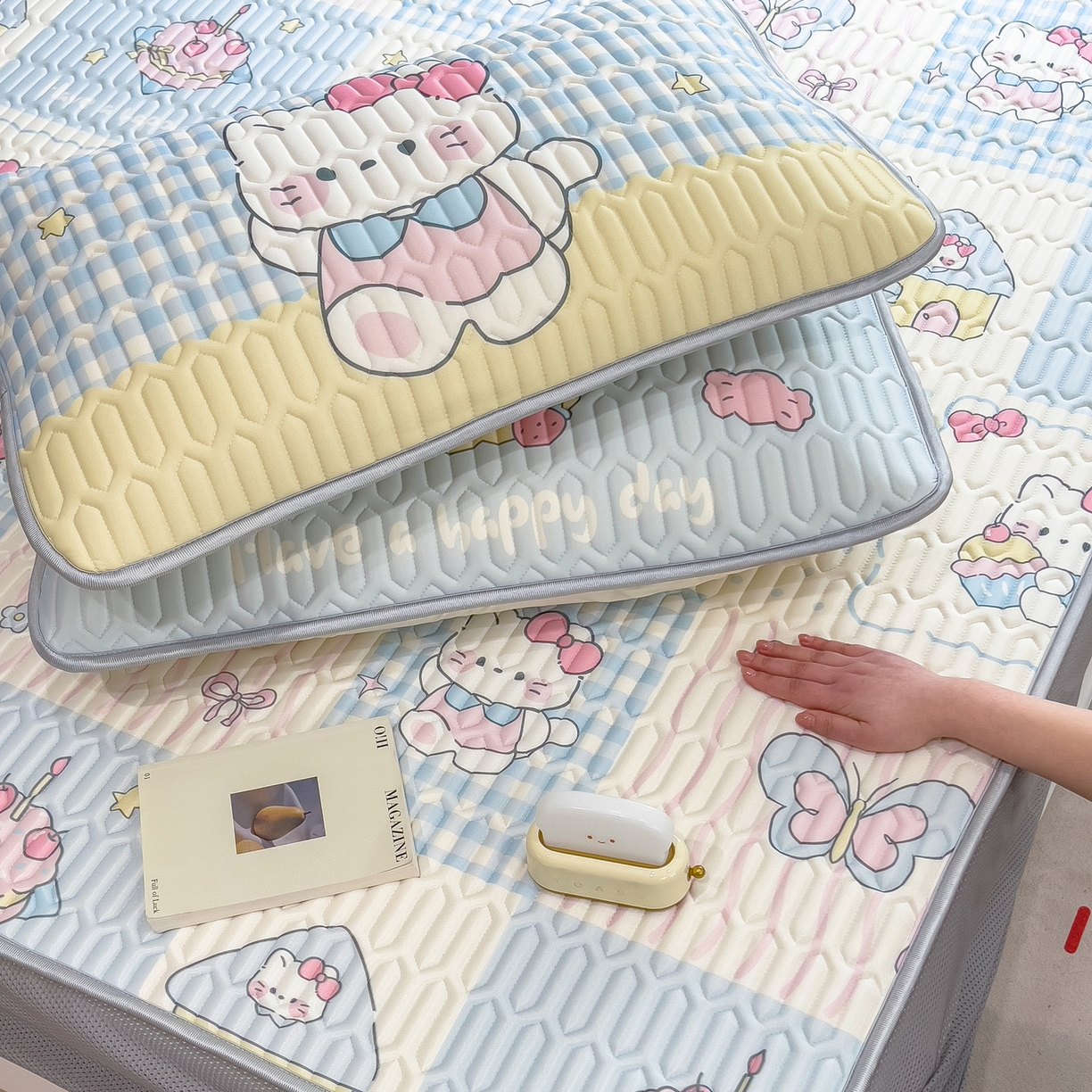 91家纺网 家纺一手货源 找家纺 摩妮卡 2026春夏新款凉感丝印花小清新乳胶凉席席子床笠款三件套 甜品派对