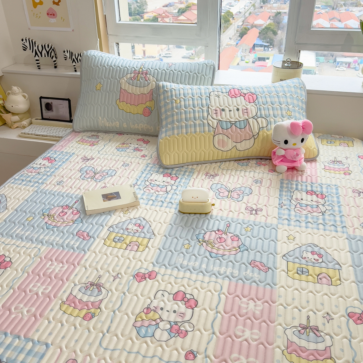 91家纺网 家纺一手货源 找家纺 摩妮卡 2026春夏新款凉感丝印花小清新乳胶凉席席子床笠款三件套 甜品派对