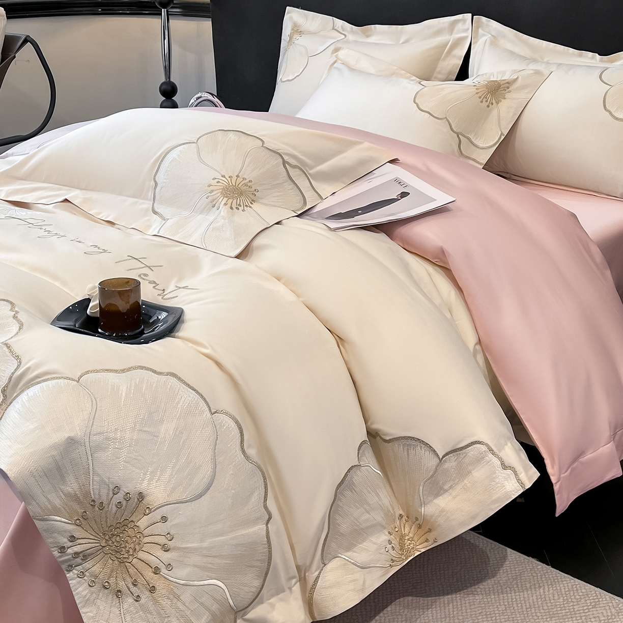 91家纺网 家纺一手货源 找家纺 置顶家纺 2026新款亲肤加厚磨毛刺绣四件套-花颜叶语 花颜叶语-白+粉